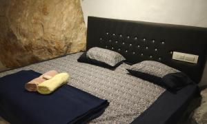 Postel nebo postele na pokoji v ubytování Aruvi homestay