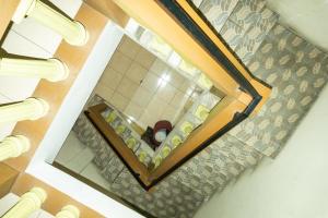 un bagno con vista sul soffitto di uno specchio di RedDoorz @ Gatot Subroto Ende a Ende