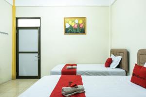 Un pat sau paturi într-o cameră la RedDoorz @ Gatot Subroto Ende
