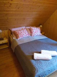 
Łóżko lub łóżka w pokoju w obiekcie Całoroczne Domki "Stokrotka"
