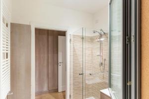 A bathroom at Colorful Boccaccio Apartment