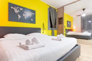 A bed or beds in a room at Colorful Boccaccio Apartment