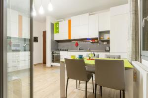 A kitchen or kitchenette at Colorful Boccaccio Apartment