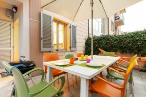 A seating area at Colorful Boccaccio Apartment