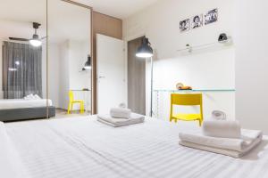 A bed or beds in a room at Colorful Boccaccio Apartment