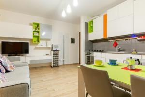 A kitchen or kitchenette at Colorful Boccaccio Apartment