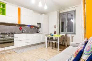 A kitchen or kitchenette at Colorful Boccaccio Apartment