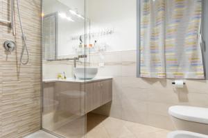 A bathroom at Colorful Boccaccio Apartment Még 16 kép