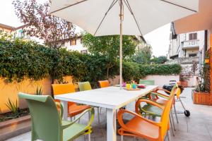 A balcony or terrace at Colorful Boccaccio Apartment