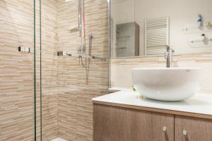 A bathroom at Colorful Boccaccio Apartment