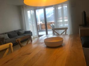 a living room with a wooden table with a bowl on it at Apartment Seeglück am Schliersee - modern, zentral, perfekt für Familien in Schliersee