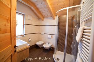 une salle de bain avec toilettes, lavabo et douche dans l'établissement Alp Residence Pelegrin, à San Vigilio Di Marebbe 40 autres photos