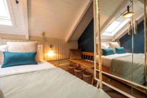 Tempat tidur dalam kamar di Harbour Inn Design Townhouse