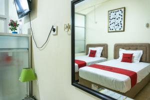 Tempat tidur dalam kamar di RedDoorz near H. Hasan Aroeboesman Airport