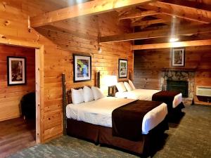 เตียงในห้องที่ Mountain Top Inn and Resort