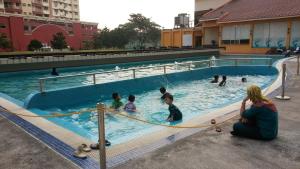 um grupo de crianças a brincar numa piscina em D’Savoy @ Famosa by SH em Malaca