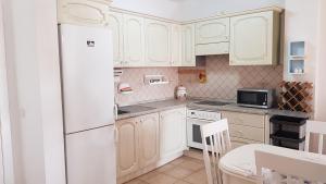 a kitchen with white cabinets and a white refrigerator at Marina Palace Paraiso in Playa Paraiso