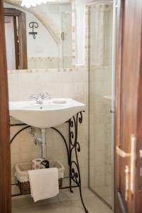 A bathroom at Trullo "Vicolo Fiorito"