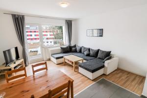 ein Wohnzimmer mit einem Sofa und einem TV in der Unterkunft Fewo CityLife Köln-Innenstadt in Köln