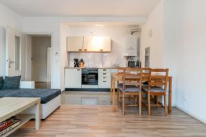 a kitchen and dining room with a table and chairs at Fewo CityLife Köln-Innenstadt in Cologne