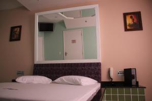 A bed or beds in a room at Motel Emoções de Guarulhos