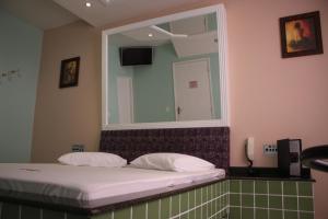 A bed or beds in a room at Motel Emoções de Guarulhos