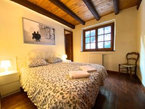 Schlafzimmer mit einem Bett und einem Fenster in der Unterkunft C3 Bordes d'Arinsal, Rustico con Chimenea, Arinsal, Zona Vallnord in Arinsal