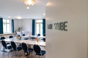 een vergaderzaal met een tafel en stoelen bij Hotel Nassauer Hof in Limburg an der Lahn