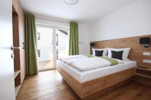 Alpenglück في فيرتاخ: غرفة نوم بسرير كبير مع اللوح الخشبي