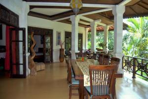 una sala da pranzo con tavolo e sedie di Jungle Garden Villa a Mayong