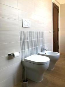 ein Bad mit einem WC und einem Waschbecken in der Unterkunft Atmosfera d'Arte - Private parking in Orvieto