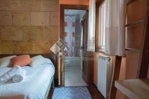 A bed or beds in a room at Hostal casa lucas