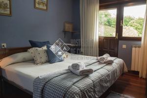 A bed or beds in a room at Hostal casa lucas
