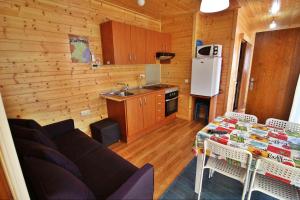 cocina con sofá y mesa en una habitación en Apartadiño en Pobra do Caramiñal