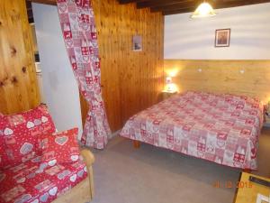 Een bed of bedden in een kamer bij La Bresse Hautes Vosges Chalet "Le Piéna"