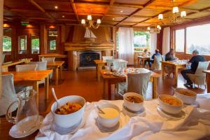 Un restaurant u otro lugar para comer en Hostería Isla Victoria Lodge