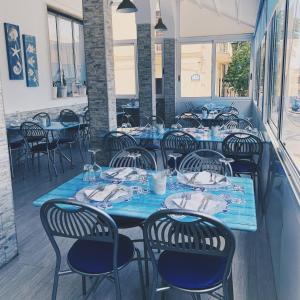 a row of tables and chairs at a restaurant at Hotel Jonic in Portopalo