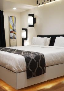 Postel nebo postele na pokoji v ubytování Hotel surya dev residency