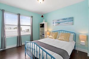 Dormitorio azul con cama y ventana en Welworth condo units Miami Beach, en Miami Beach