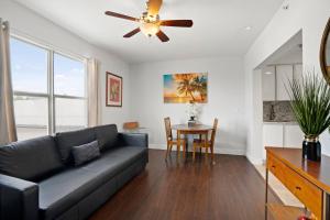邁阿密海灘的住宿－Welworth condo units Miami Beach，客厅配有沙发和桌子