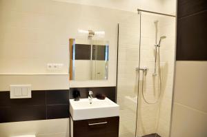 łazienka z umywalką i prysznicem w obiekcie Family Apartments w Pradze +24 zdjęcia