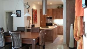 a kitchen and dining room with a wooden table at Mi casa su casa in La Oliva