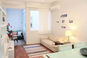 sala de estar con sofá y mesa en Moderno apartamento em Ipanema - PM203 Z1, en Río de Janeiro