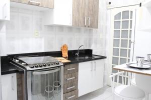 cocina blanca con fogones y fregadero en Moderno apartamento em Ipanema - PM203 Z1, en Río de Janeiro
