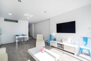 Televízia a/alebo spoločenská miestnosť v ubytovaní Ciudad Blanca Apartment