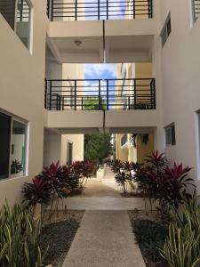 - un couloir dans un immeuble avec balcon dans l'établissement Beach Haus-Punta Estrella, à Playa del Carmen
