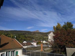 una vista di una città con una montagna sullo sfondo di Le petit poucet a La Bourboule
