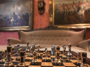 tablica szachowa z figurkami szachowymi na górze w obiekcie Ambassador Hotel w mieście Timişoara