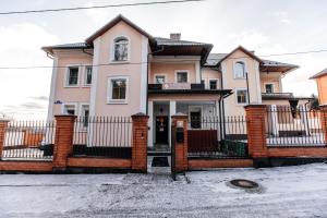 una casa rosa con una valla en Samovar Hostel, en Vladimir