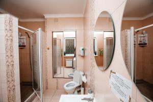 Kylpyhuone majoituspaikassa Samovar Hostel